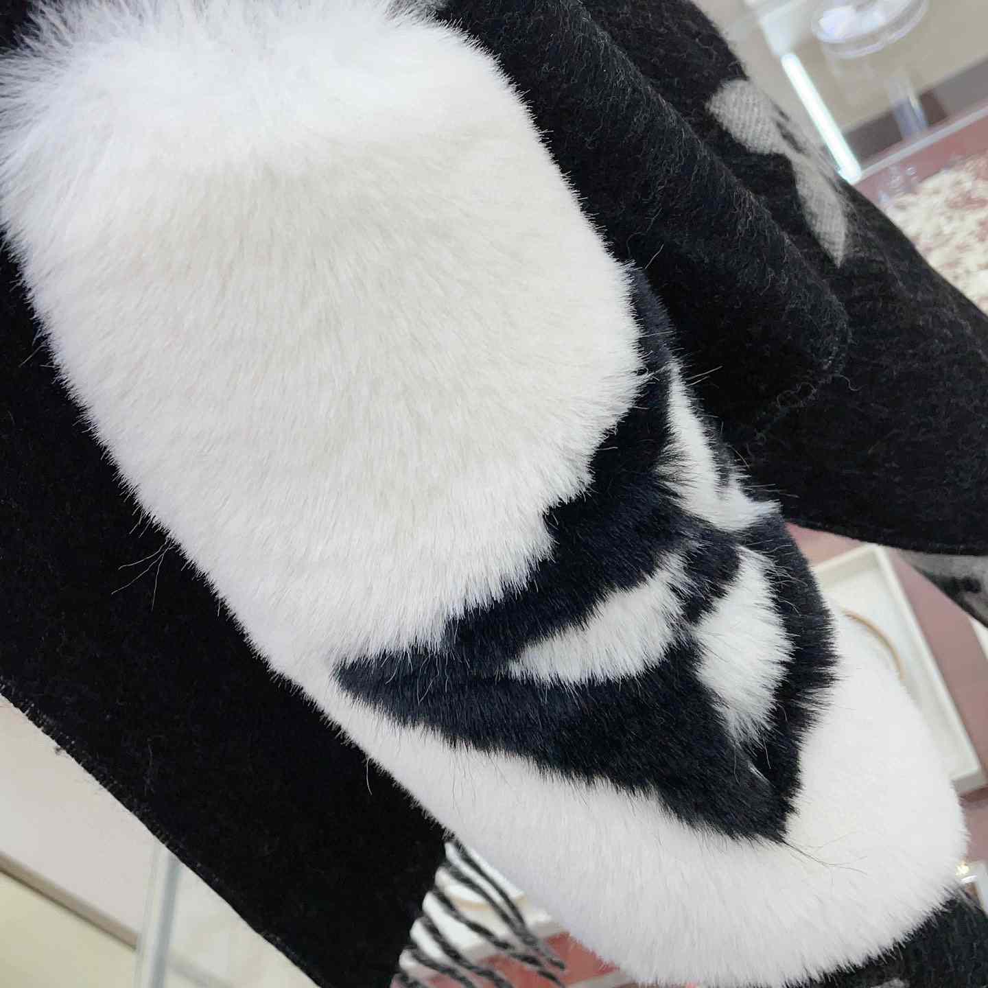 Louis Vuitton Cold Reykjavik Scarf - DopestKickz