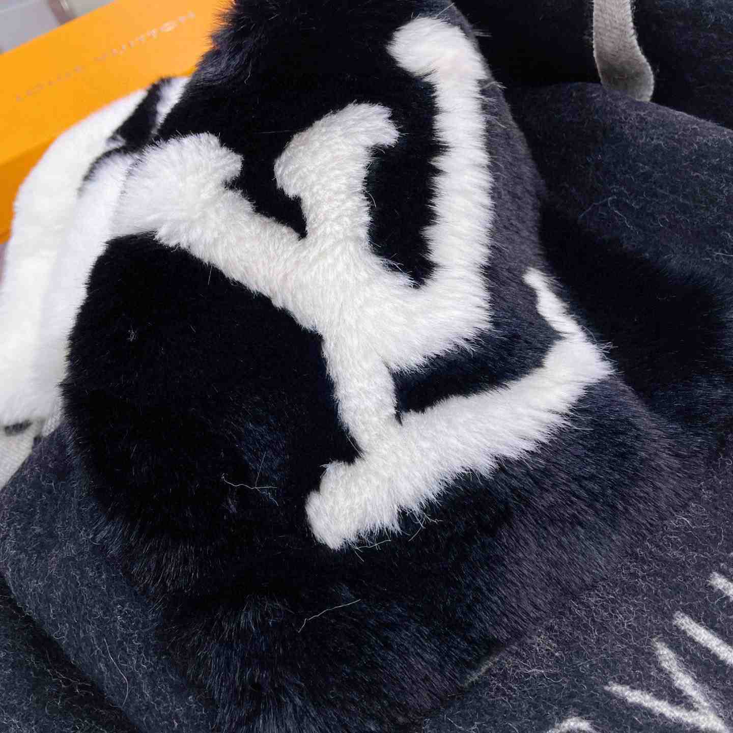 Louis Vuitton Cold Reykjavik Scarf - DopestKickz