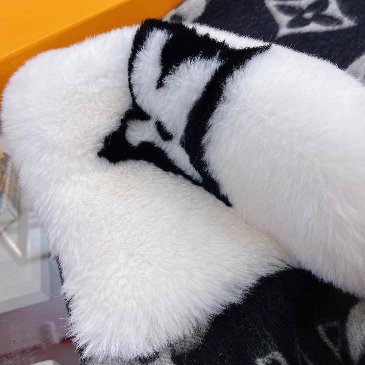 Louis Vuitton Cold Reykjavik Scarf - DopestKickz