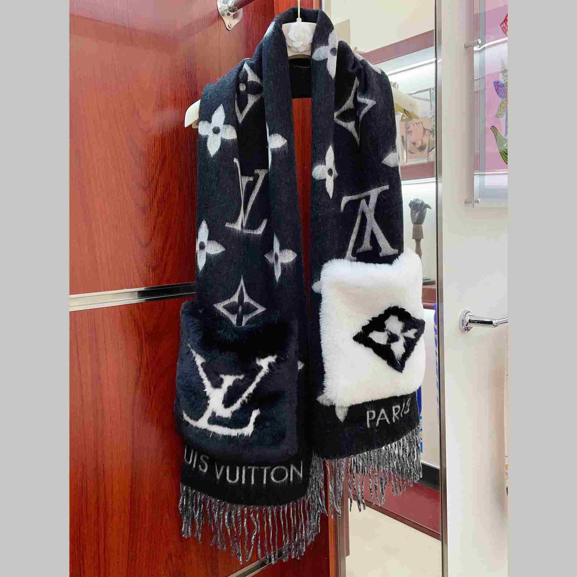 Louis Vuitton Cold Reykjavik Scarf - DopestKickz