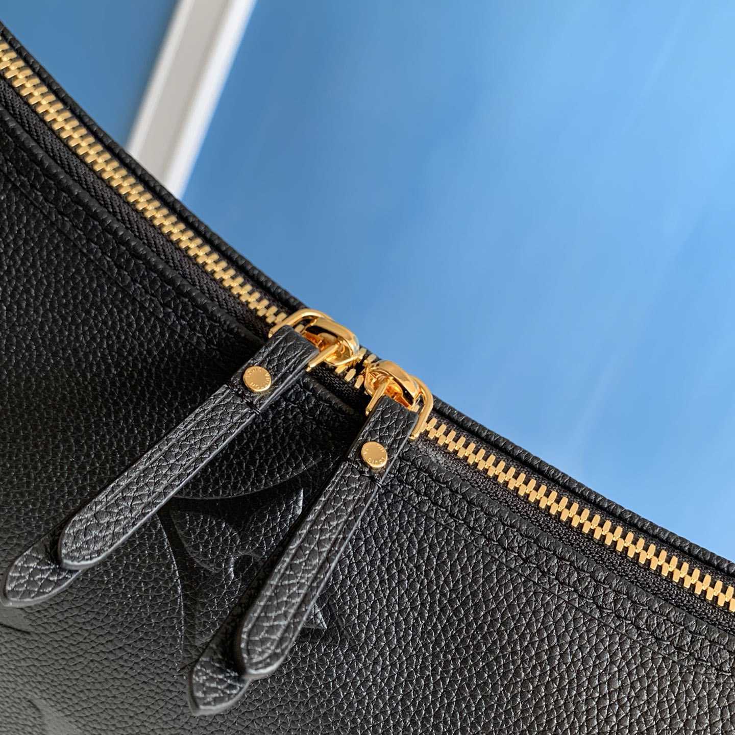 Louis Vuitton Loop Hobo          M46725 - DopestKickz