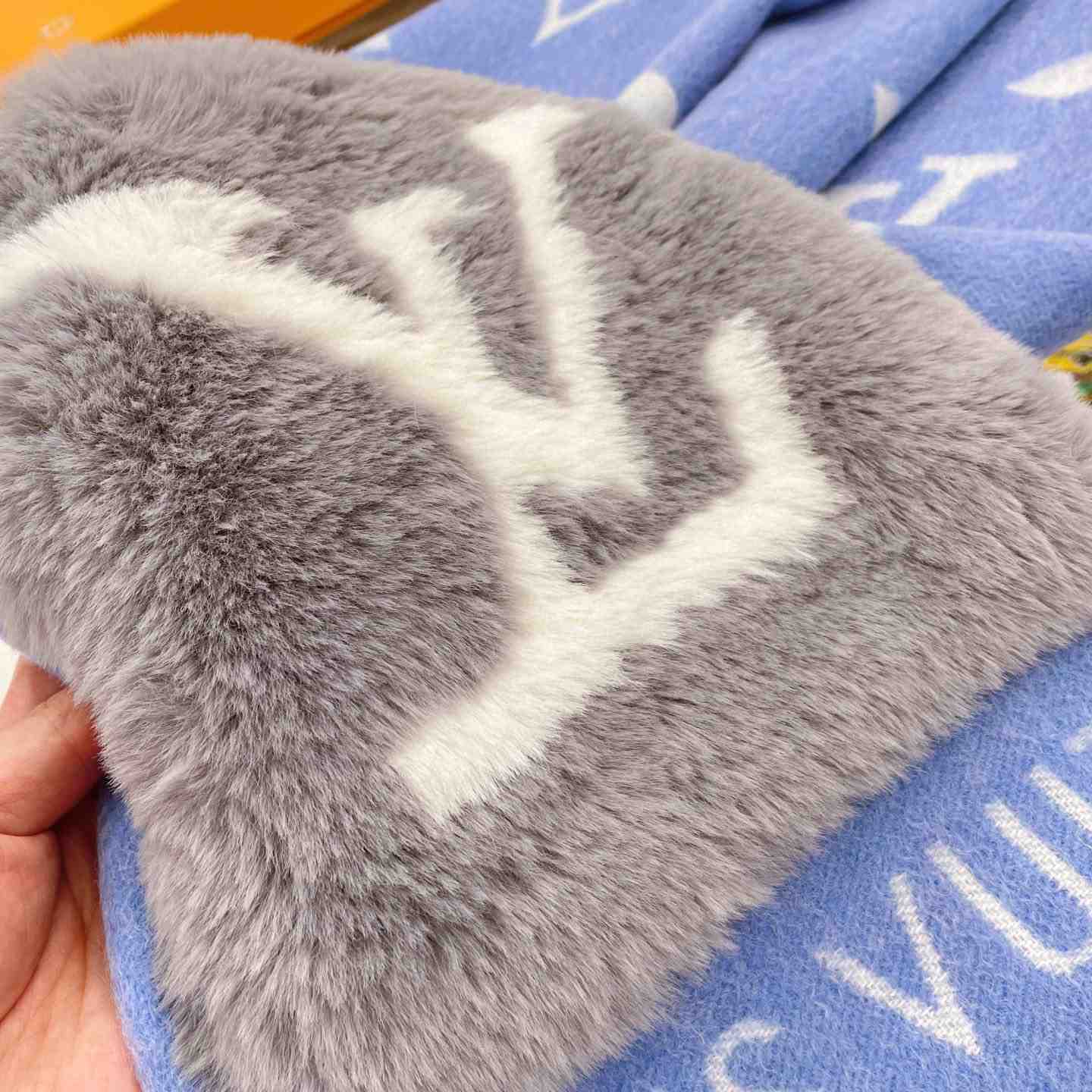 Louis Vuitton Cold Reykjavik Scarf - DopestKickz