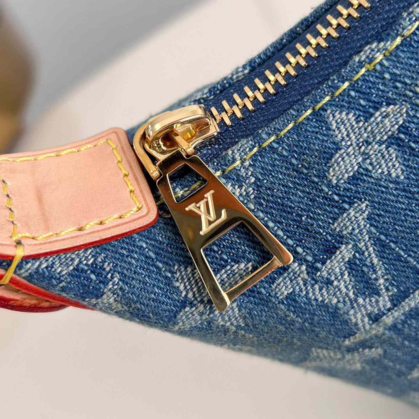 Louis Vuitton Hills Pochette    M82949 - DopestKickz