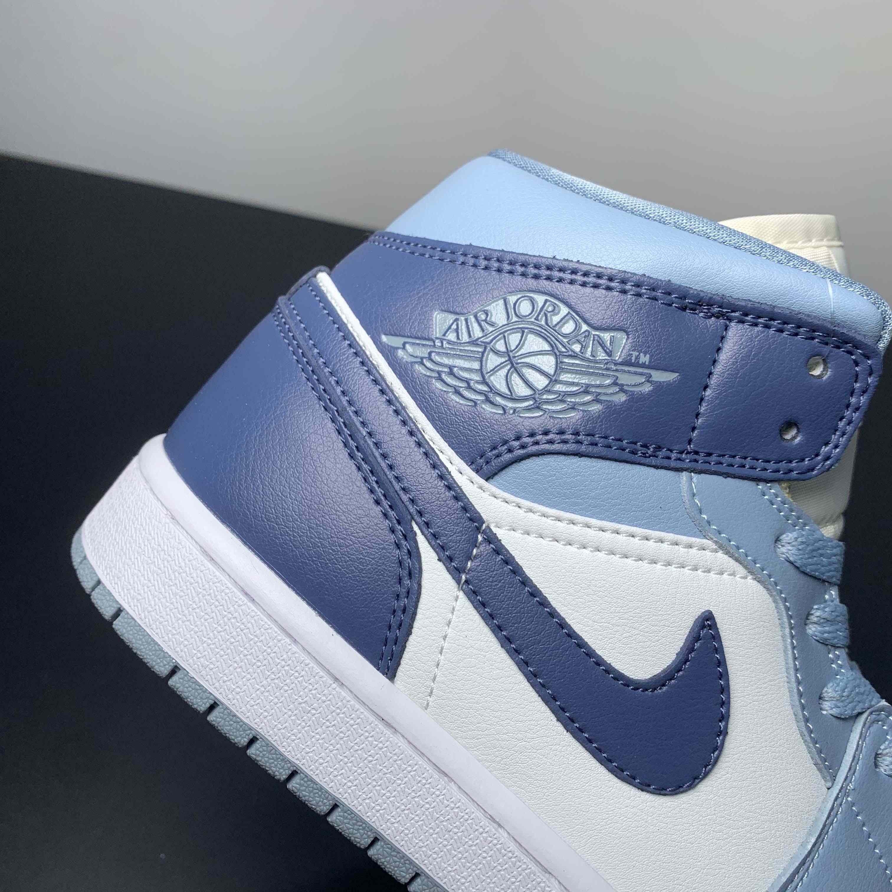 Air Jordan 1 Mid  Sneaker      BQ6472-140 - DopestKickz