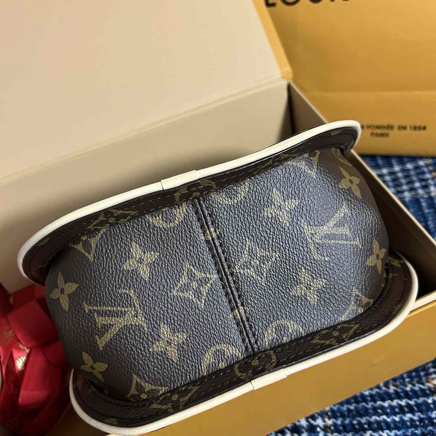 Louis Vuitton Around Me PM    M47117 - DopestKickz