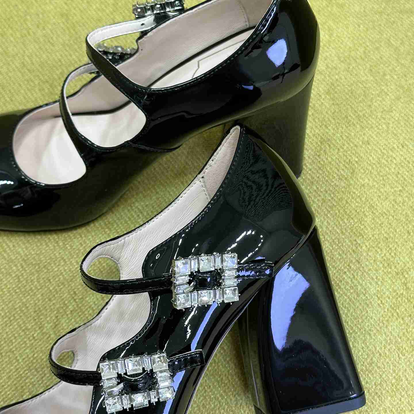 Roger Vivier Trés Vivier Strass Buckle Mini Babies Pumps in Patent Leather - DopestKickz