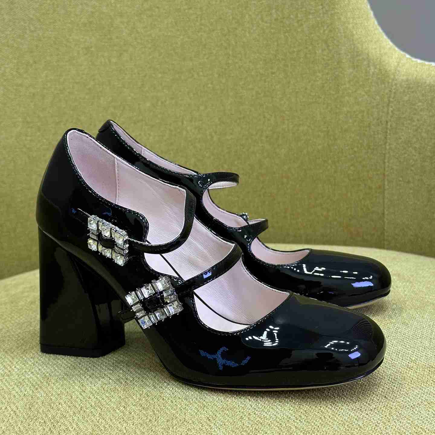 Roger Vivier Trés Vivier Strass Buckle Mini Babies Pumps in Patent Leather - DopestKickz