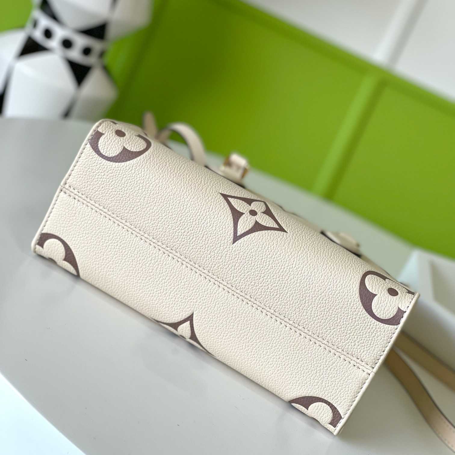 Louis Vuitton OnTheGo   M45654   25-19-11.5cm - DopestKickz