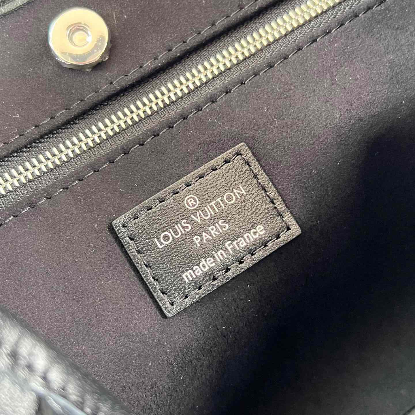 Louis Vuitton CarryAll Cargo PM   M24861 - DopestKickz