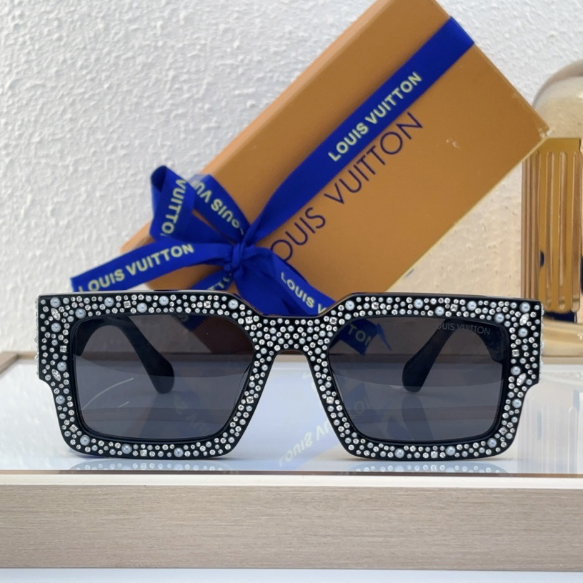 Louis Vuitton LV Clash Pearls & Strass Sunglasses   Z2396W - DopestKickz