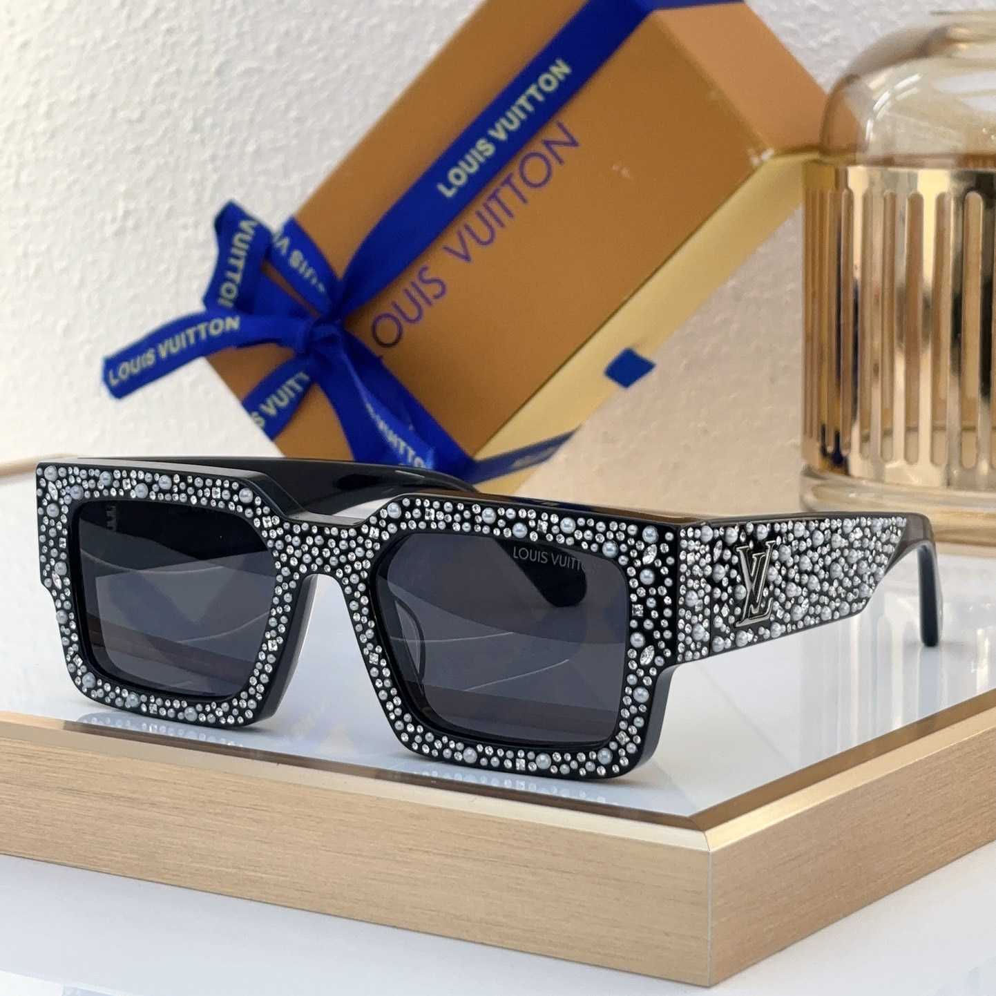 Louis Vuitton LV Clash Pearls & Strass Sunglasses   Z2396W - DopestKickz
