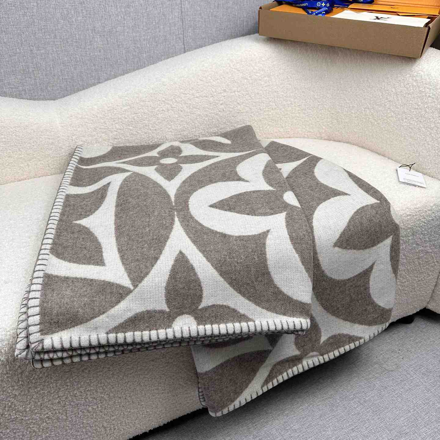 Louis Vuitton LV Medallion Blanket  M79275 - DopestKickz