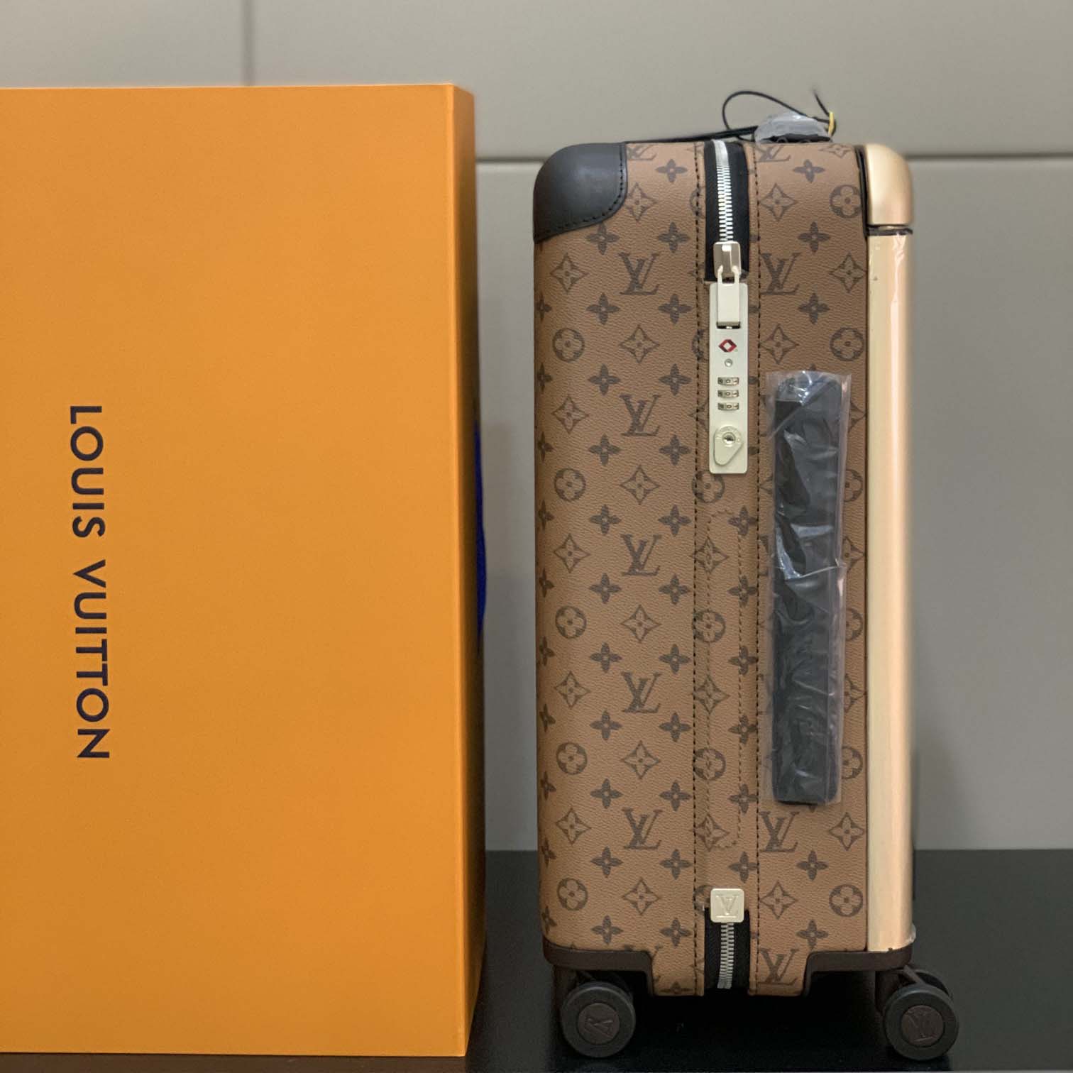 Louis Vuitton Horizon （38 x 55x 21 cm ） - DopestKickz