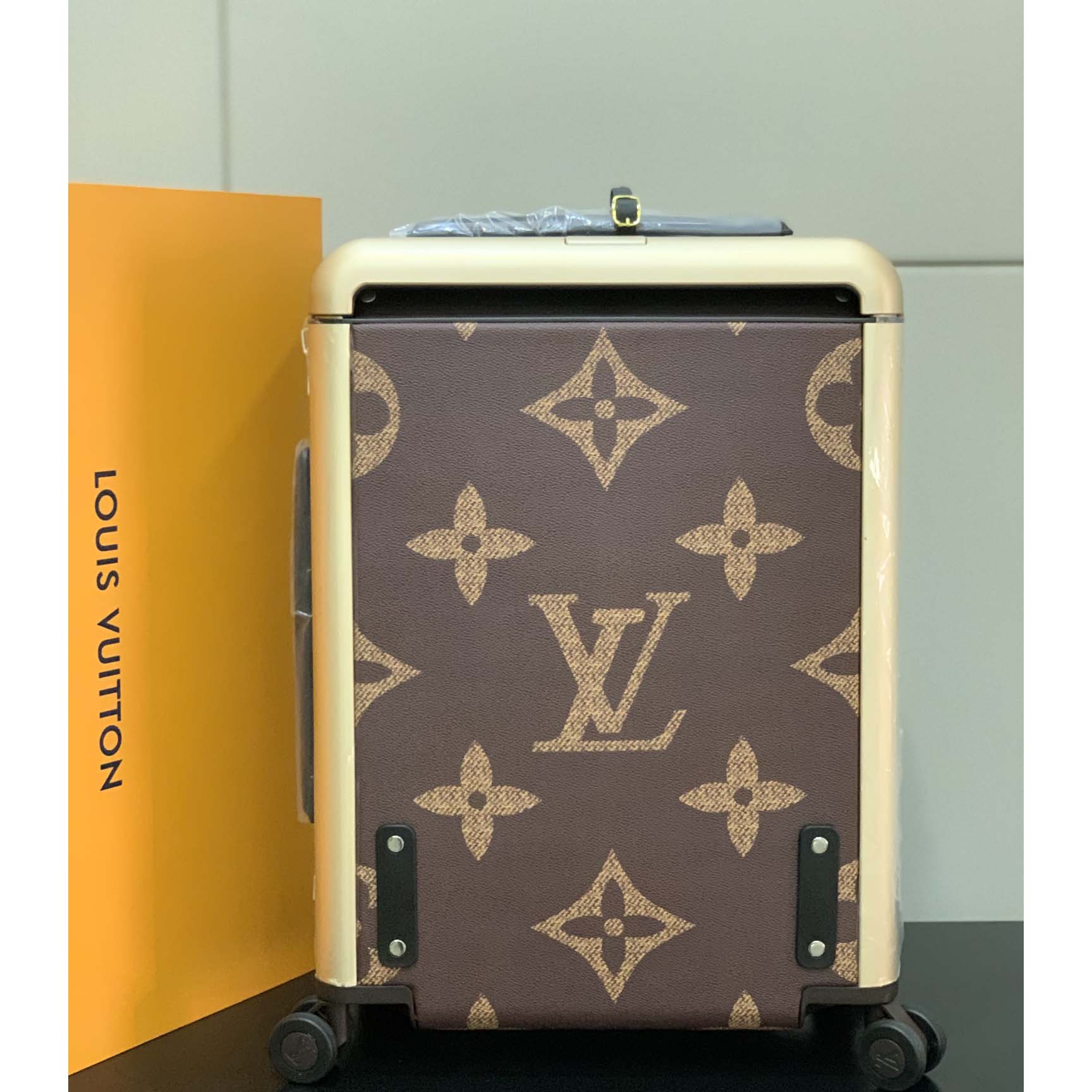 Louis Vuitton Horizon （38 x 55x 21 cm ） - DopestKickz