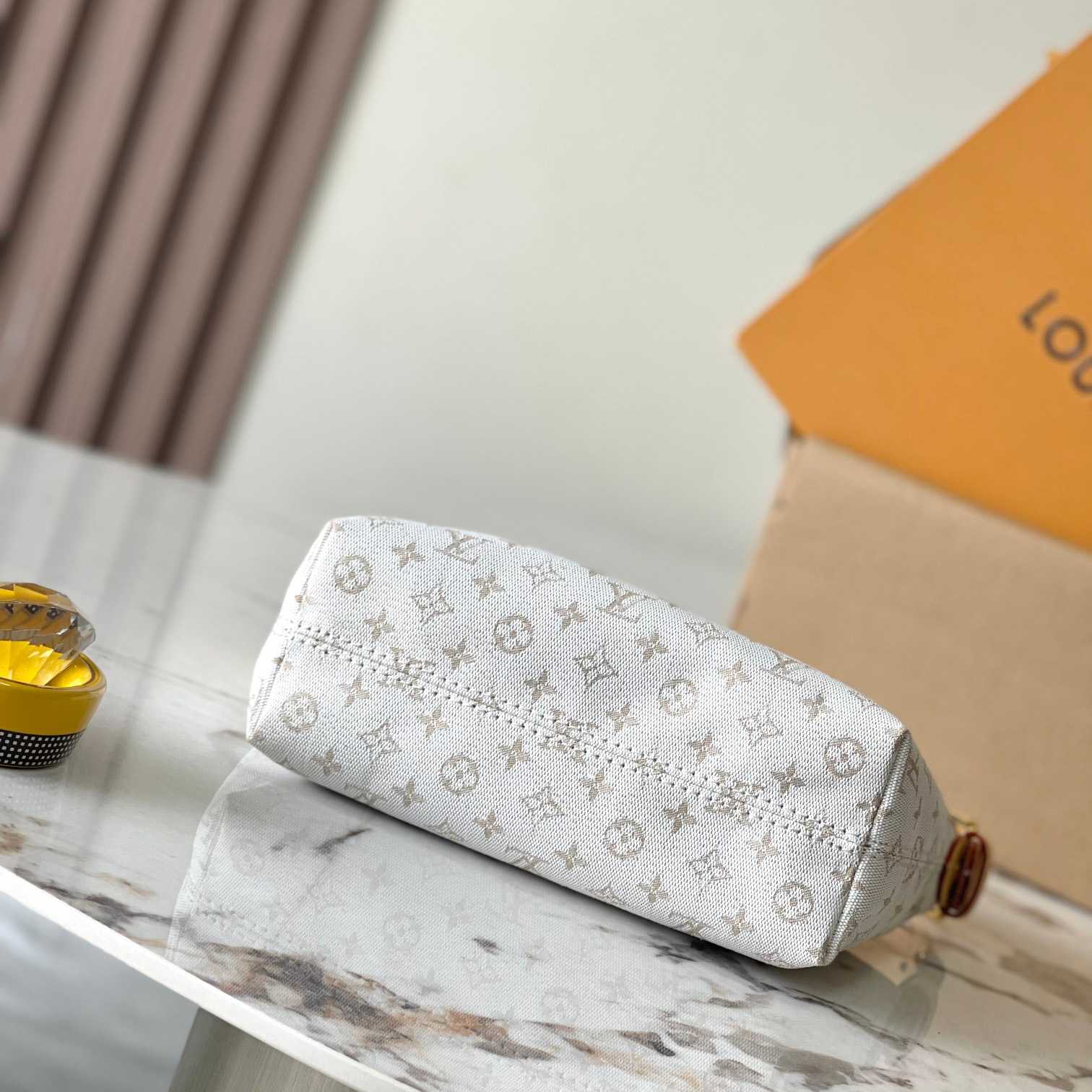 Louis Vuitton Hills Pochette    M12433 - DopestKickz