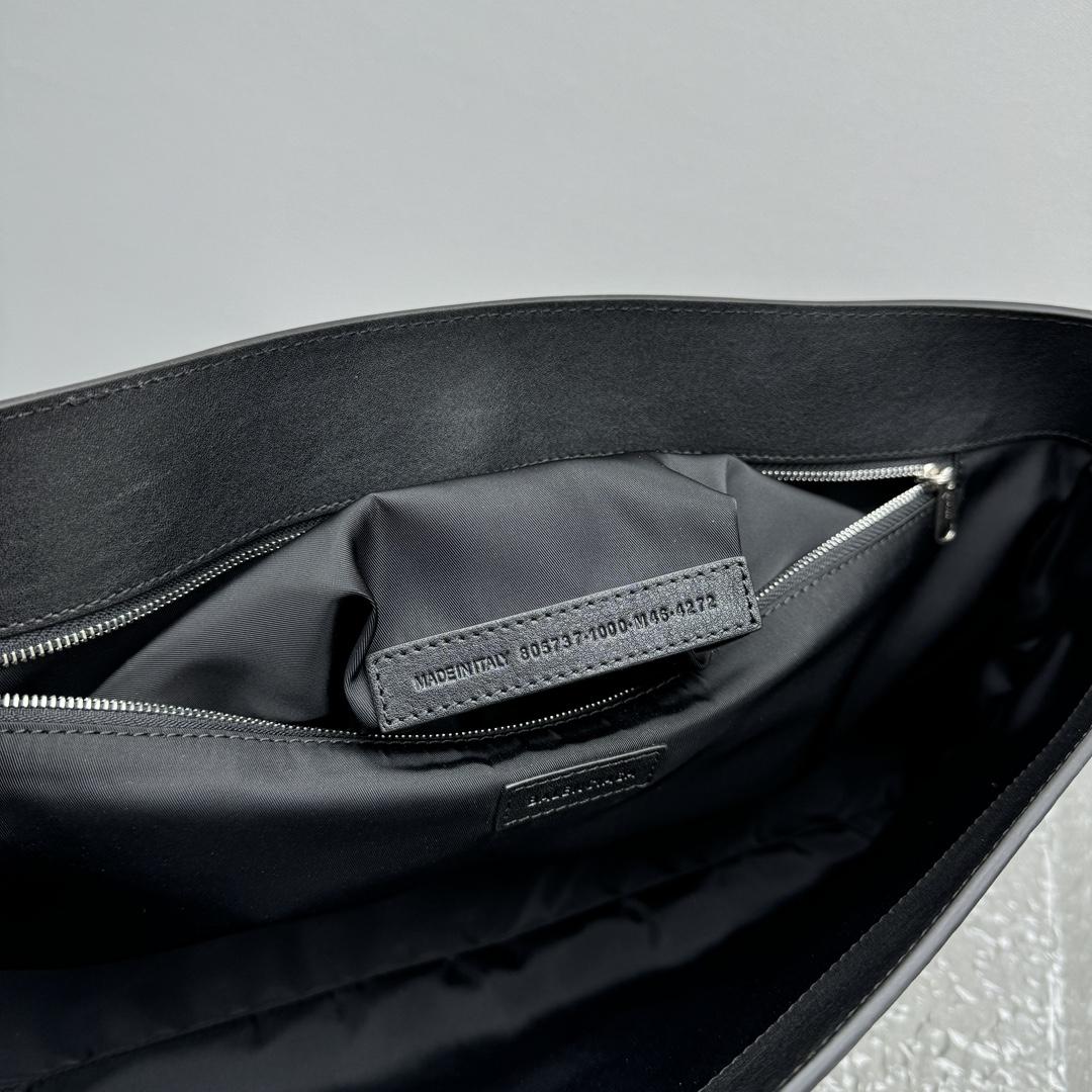 Balenciaga Grungy Medium Messenger Bag In Black - DopestKickz