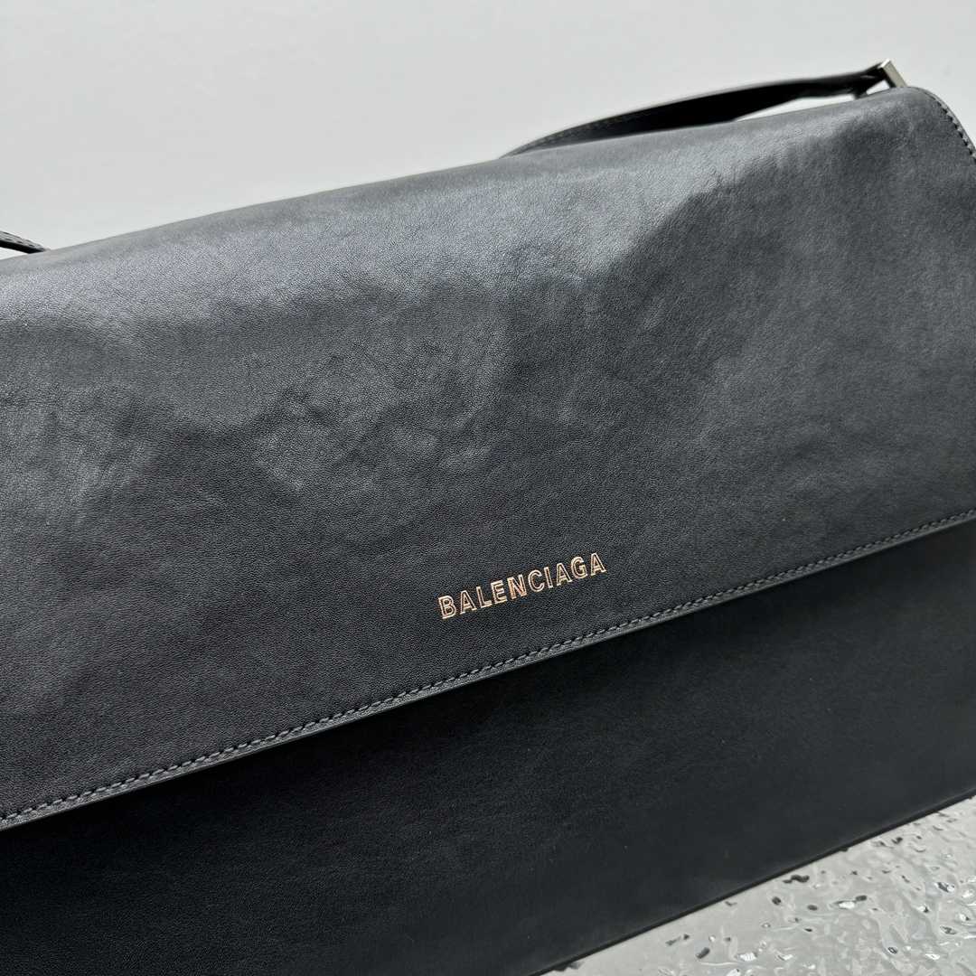 Balenciaga Grungy Medium Messenger Bag In Black - DopestKickz