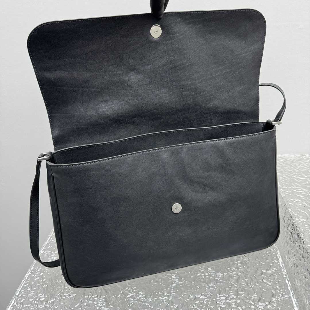 Balenciaga Grungy Medium Messenger Bag In Black - DopestKickz
