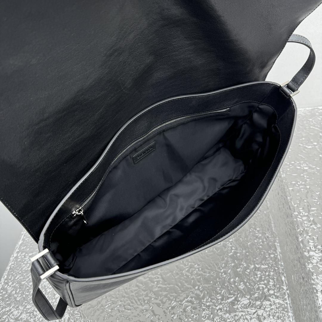 Balenciaga Grungy Medium Messenger Bag In Black - DopestKickz