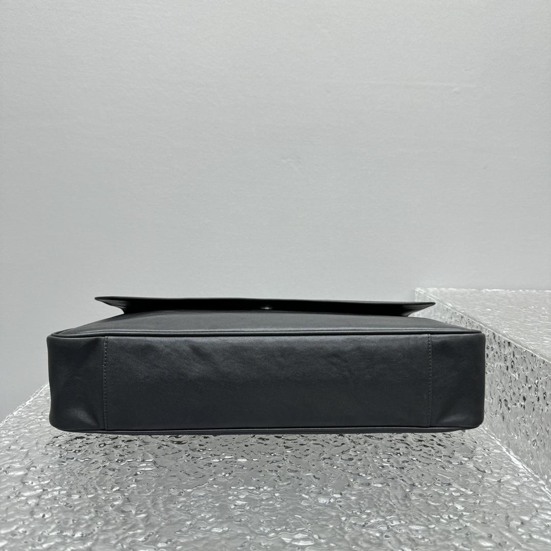 Balenciaga Grungy Medium Messenger Bag In Black - DopestKickz