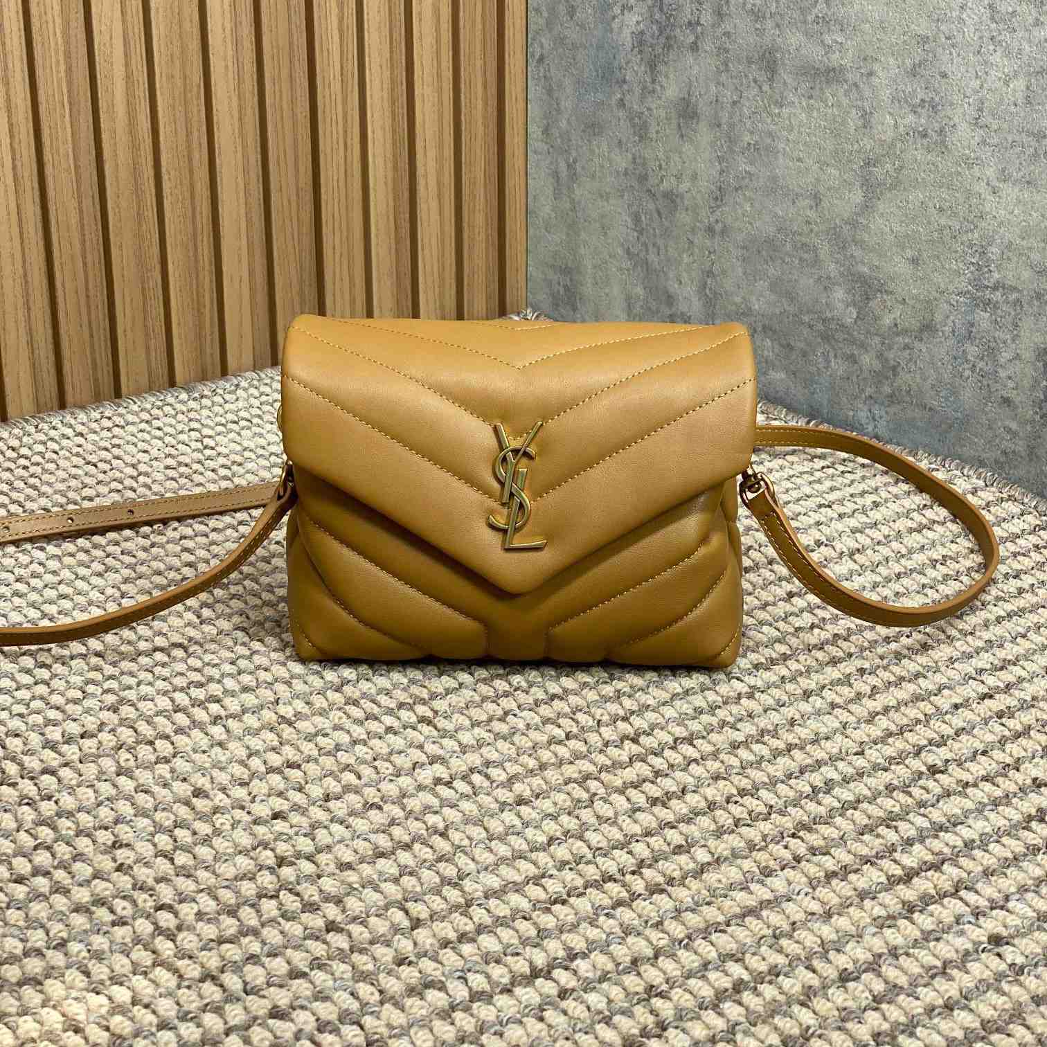 Saint Laurent Loulou Shoulder Bag   20x7x15cm - DopestKickz