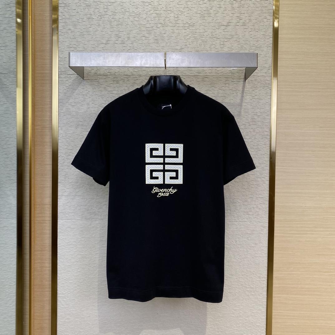 Givenchy 4G T-shirt In Cotton - DopestKickz