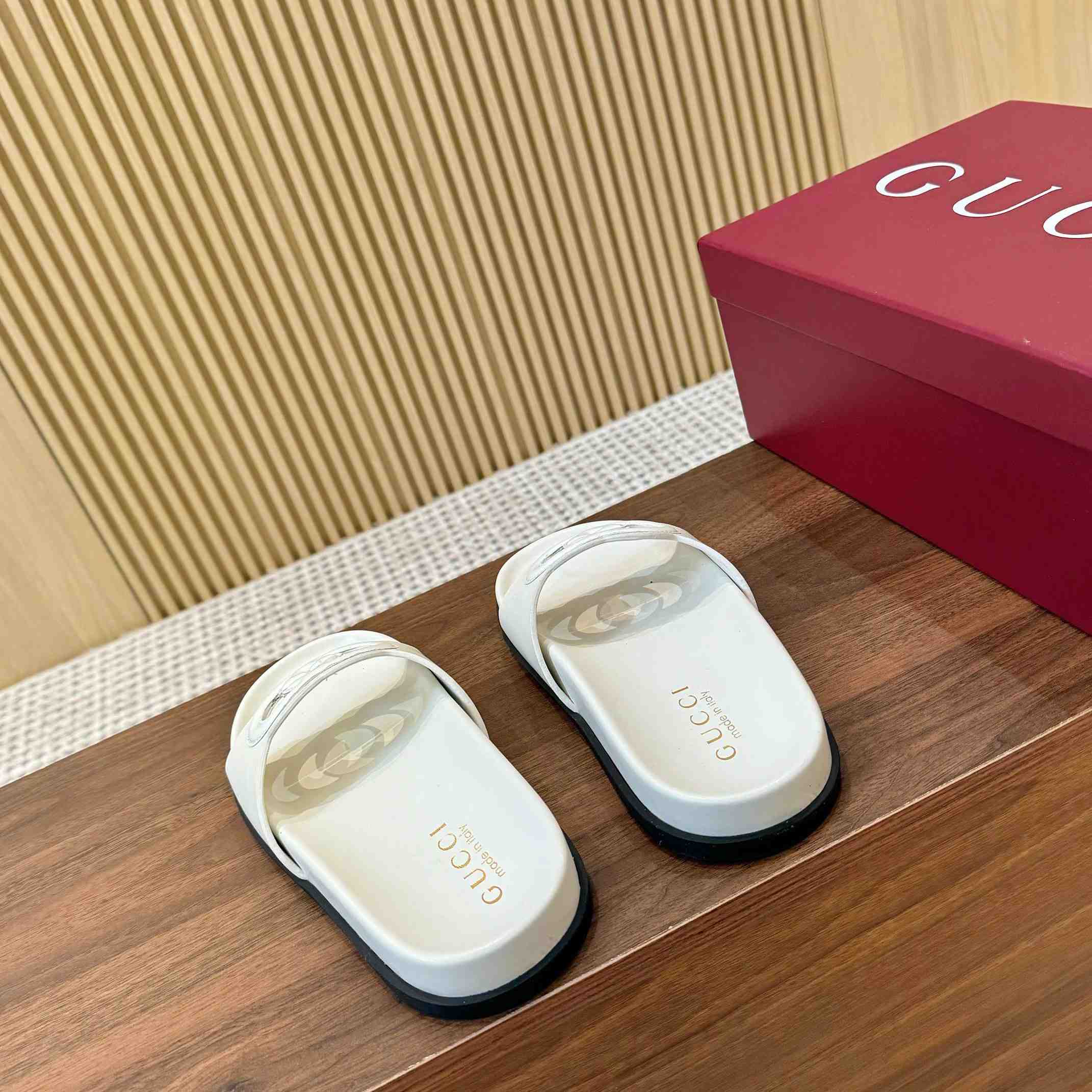 Gucci Women's Interlocking G Slide Sandal - DopestKickz
