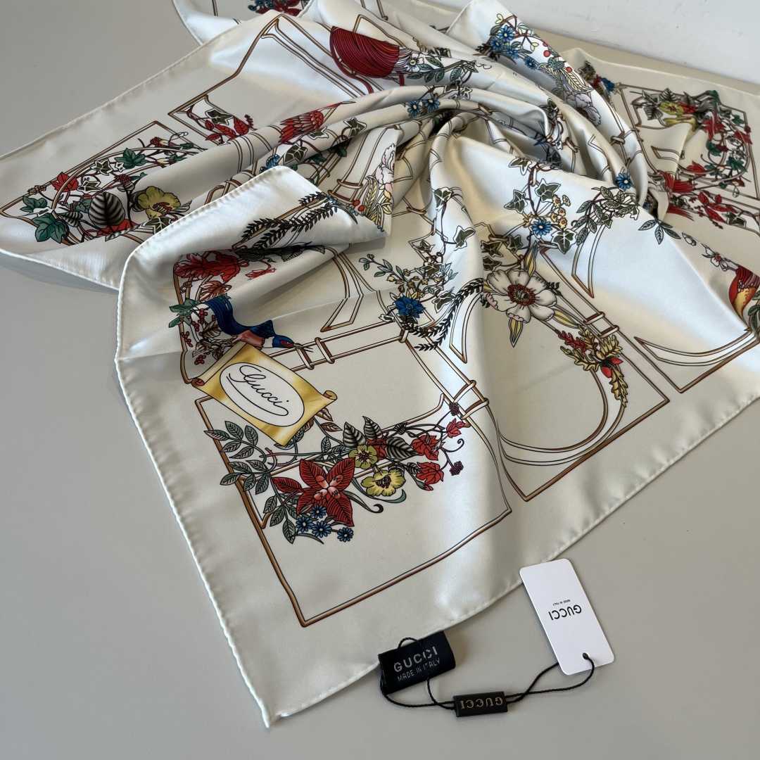 Gucci Printed Silk Twill Carré - DopestKickz