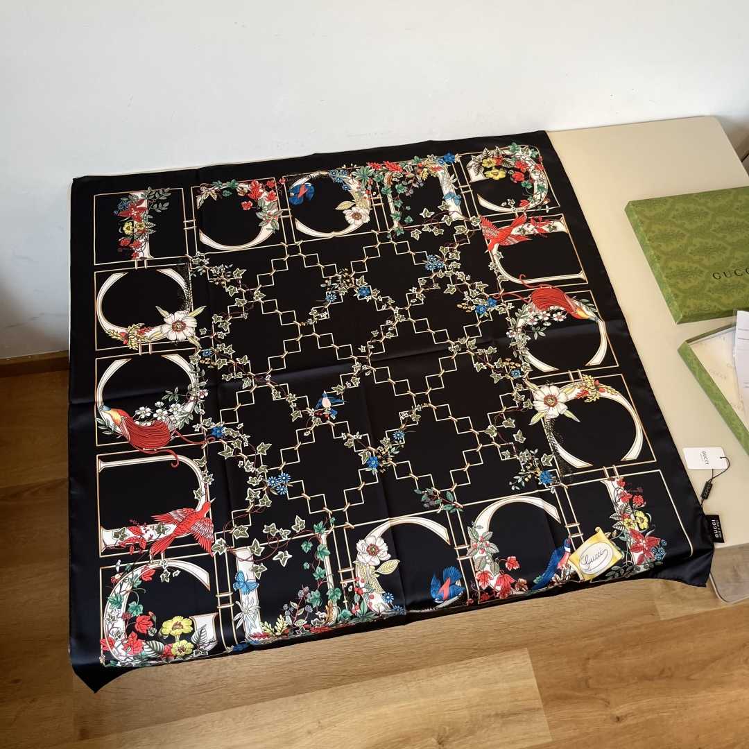 Gucci Printed Silk Twill Carré - DopestKickz