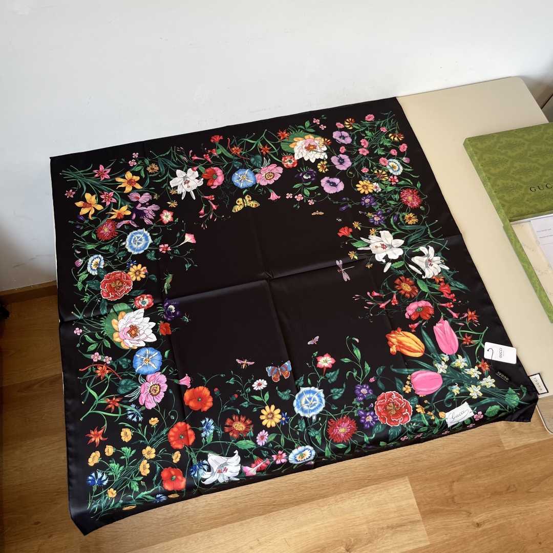Gucci Printed Silk Twill Carré - DopestKickz